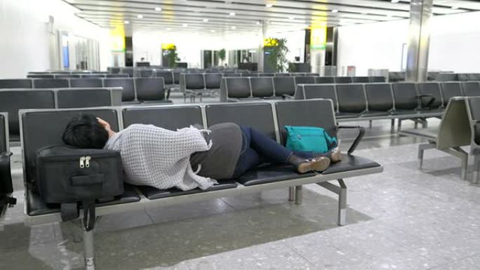 睡在机场的女人