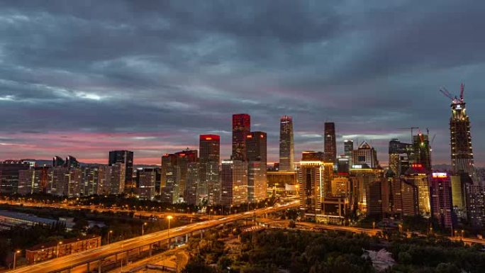 延时-从白天到晚上的北京天际线高架视图 (Zoom)