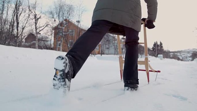 SLO MO女人使用踢腿雪橇