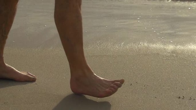 高清超慢速运动：双脚在沙滩上行走