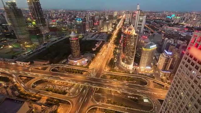 繁忙路口的T/L鸟瞰图，黄昏到夜晚的过渡/北京，中国