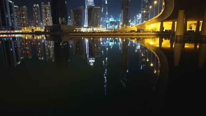 迪拜夜景倒影在水中