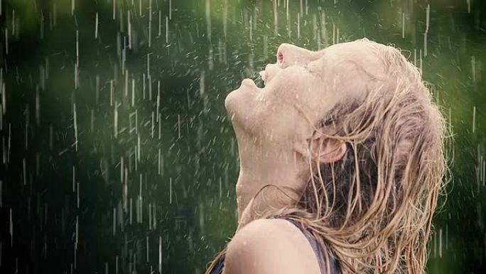 女人享受夏雨女人享受夏雨