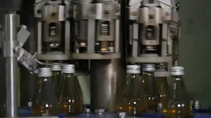 自动瓶盖机的机构。生产饮用水和饮料。草药健康饮料制造业