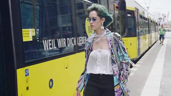 乘坐电车在柏林通勤的绿色头发时髦女孩的慢动作视频