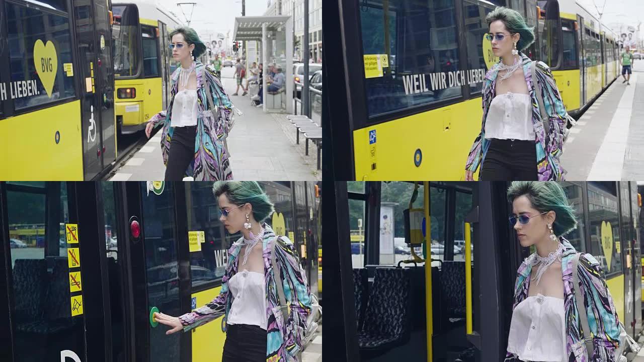乘坐电车在柏林通勤的绿色头发时髦女孩的慢动作视频