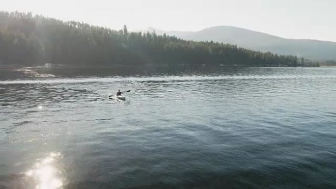 一名女子在牧师湖上划皮划艇的空中镜头