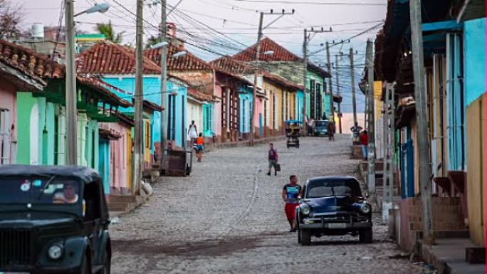 古巴: 旅行: 古董车在古巴特立尼达老城区的街道上