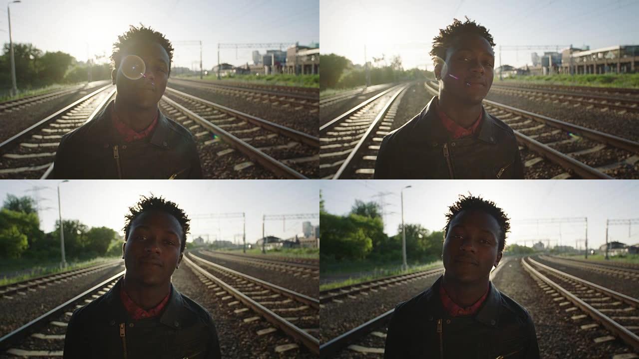站在铁路上的非洲年轻人。摇滚风格。