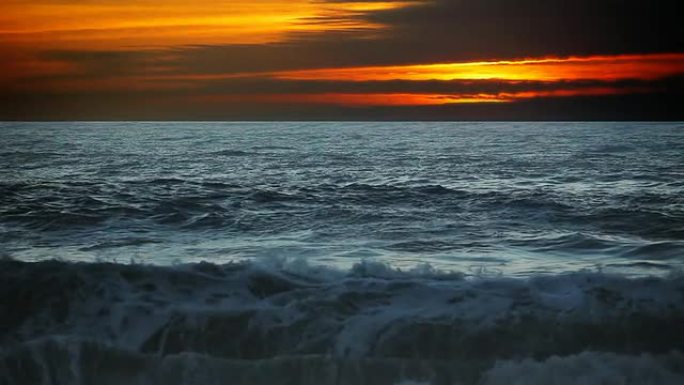 日落后的海洋海浪海潮海水光线穿过云层
