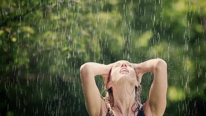 女人喜欢夏天雨水淋在脸上