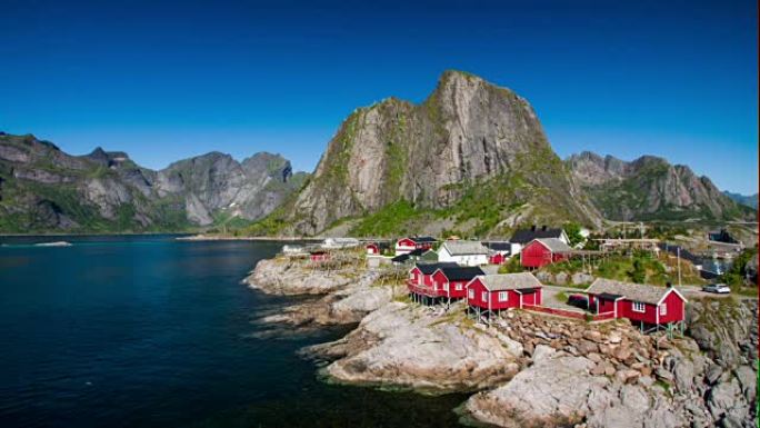 阳光明媚的夏日，挪威罗弗敦群岛峡湾附近风景秀丽的莱因镇