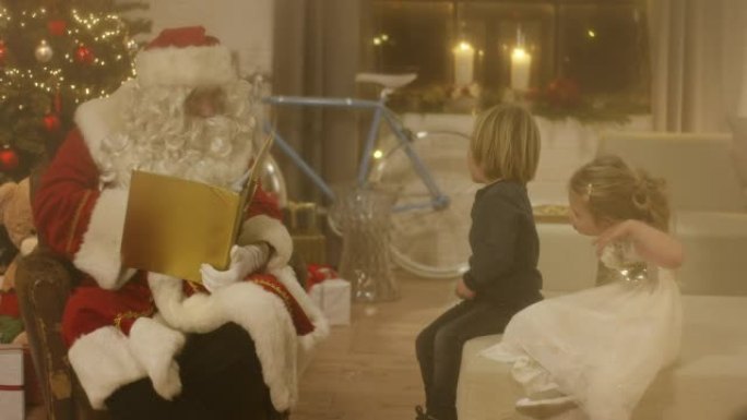 圣诞老人给孩子们讲故事