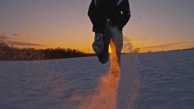 SLO MO慢跑者在雪地里慢跑