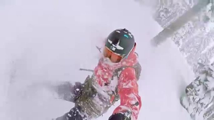 下雪天荒野中的自由式滑雪者