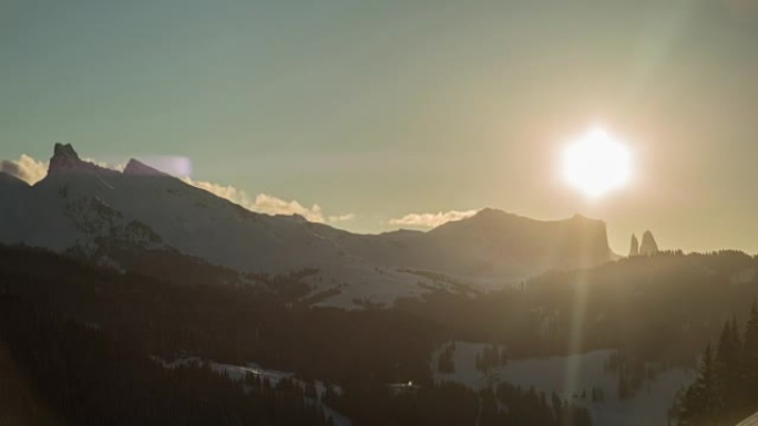 太阳在雪山上方移动