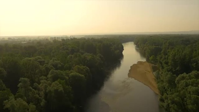 河边的空中跑步者晨跑打拼拼搏河床河水
