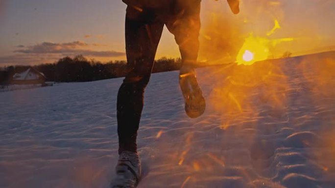 SLO MO在日落的雪地里慢跑