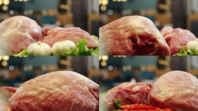 盘上生牛肉，旁边有配料