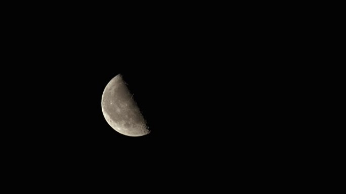 黑色背景上的月亮运动