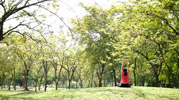 4k: 年轻女子在公园做瑜伽运动