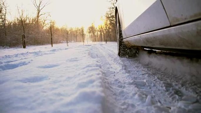 SLO MO汽车在雪地中的牵引力