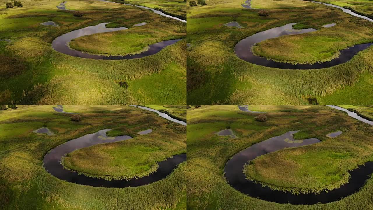 河流蜿蜒在草地上河流蜿蜒在草地上