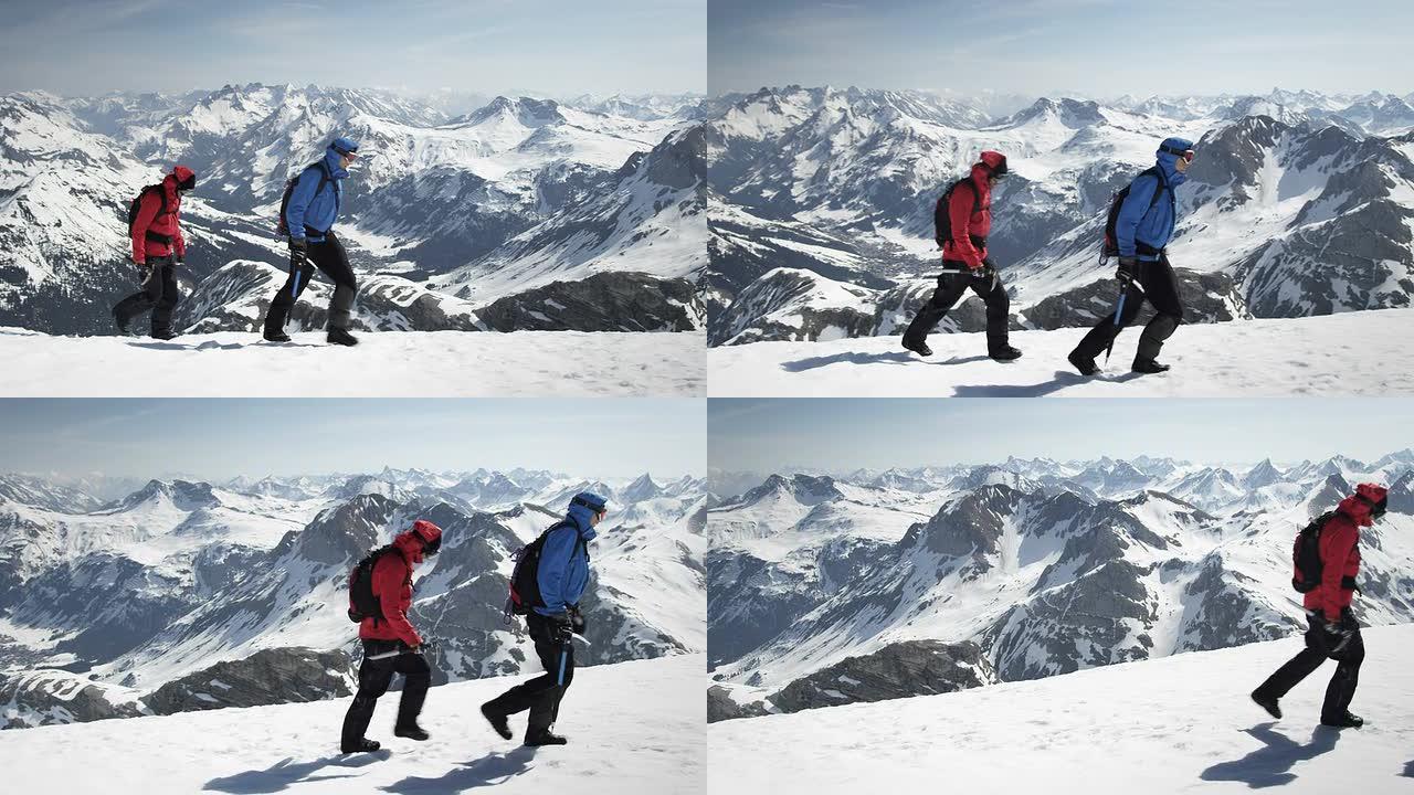 登山者在白雪覆盖的山上行走