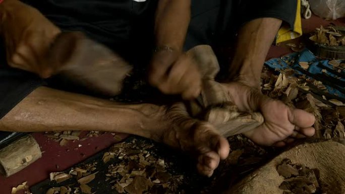 MS巴厘岛木雕师在做他的工艺
