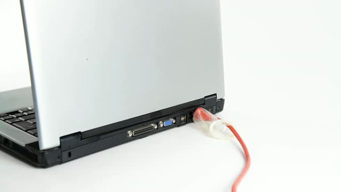 HD DOLLY：将笔记本电脑与有线电视连接在避孕套中