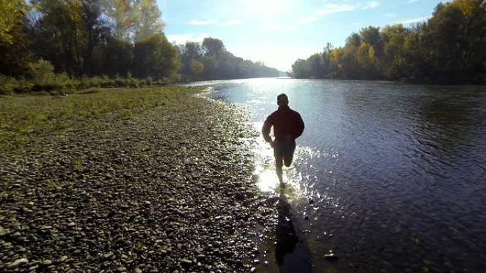 高清：河边跑步者的航拍
