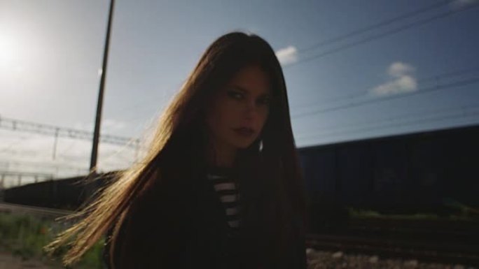 站在铁路上的年轻女子。