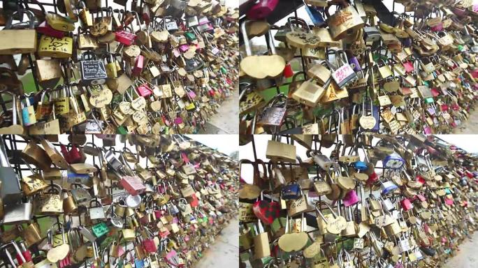 艺术桥上有情侣名字的挂锁