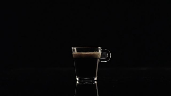 玻璃杯中的黑咖啡奶油