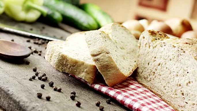 木制桌子上的面包木制桌子上的面包