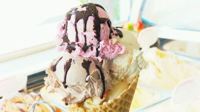 HD：将液态巧克力倒在冰淇淋上