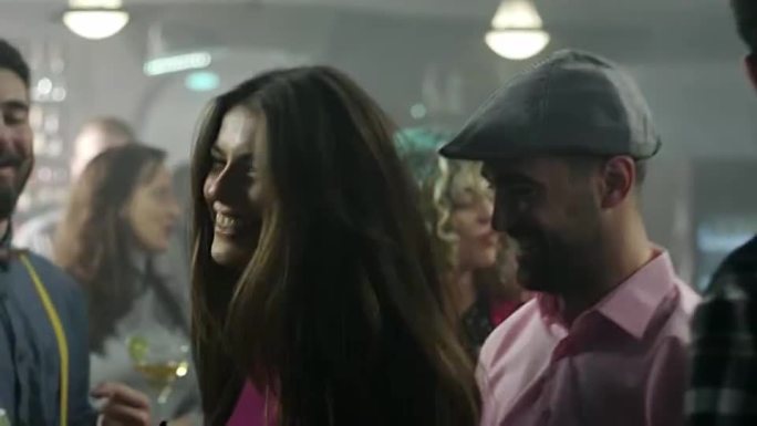 女人和她的朋友在鸡尾酒吧跳舞