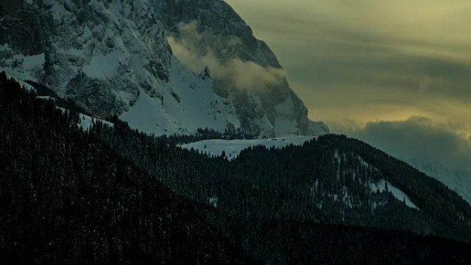 太阳在雪山上方移动