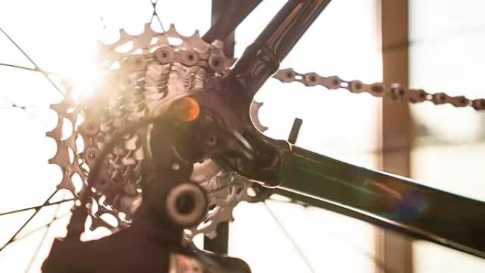 日出时运动中的自行车齿轮和链条
