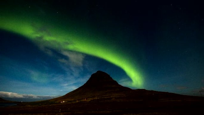 冰岛柯克朱费尔的北极光