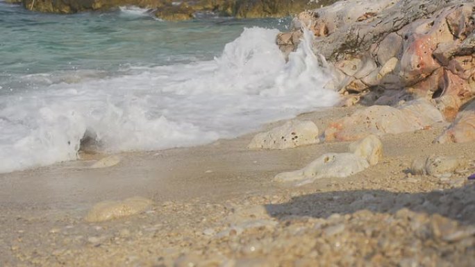 高清：海岸大海边浪花海岛拍打石头礁石