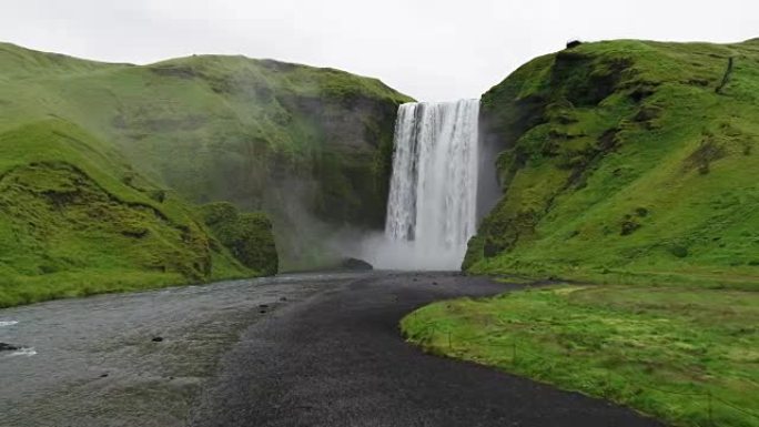 冰岛巨大的大型瀑布的低空鸟瞰图