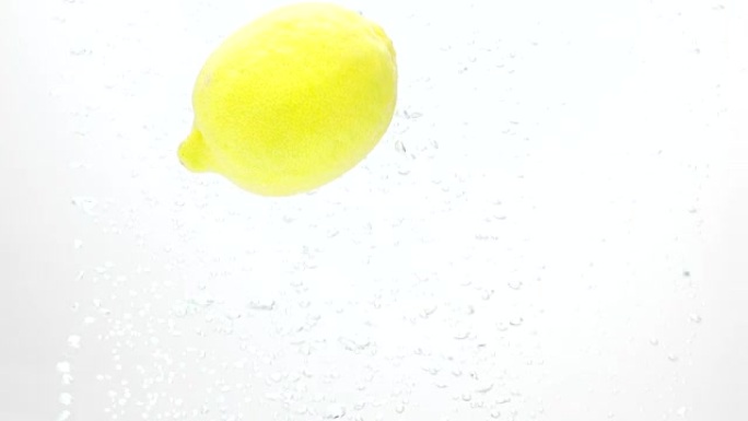 黄柠檬落入水中柠檬落水气