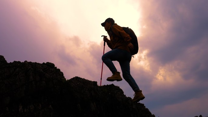 行者登山者一个孤独的徒步登山行者探险旅途