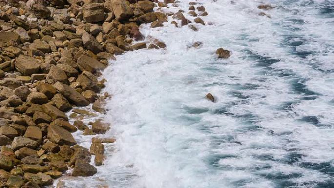 海浪袭击海岸