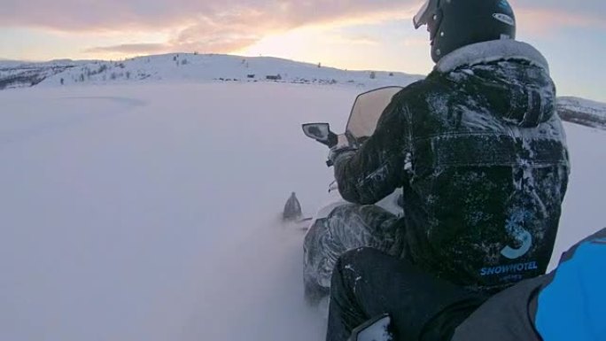 SLO MO POV男子骑着雪地摩托穿越挪威的雪地