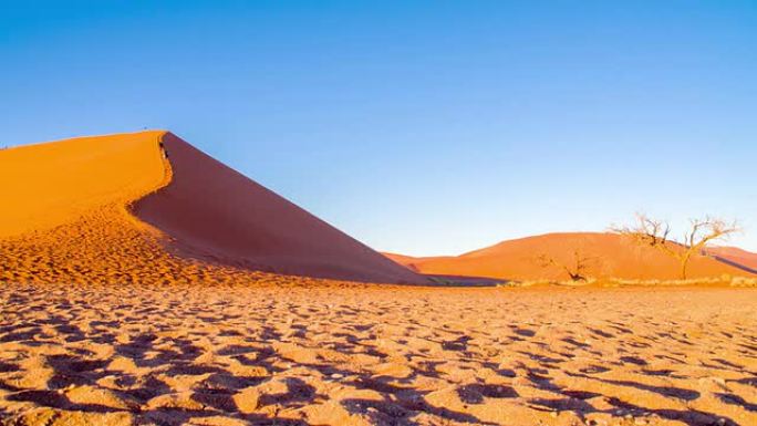 纳米比亚沙漠沙丘上的DS WS游客