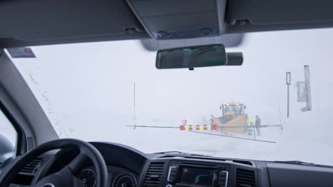 男子在暴风雪中开车