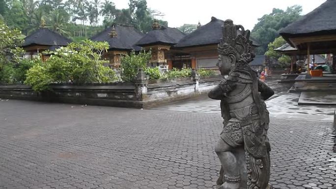远景：Pura Tirta Empul神庙雕塑