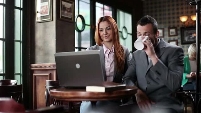 咖啡馆里的男人和女人用笔记本电脑。